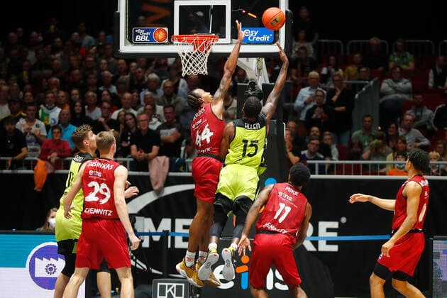 3. Spieltag der easyCredit BBL Basketball Bundesliga in der Messe Chemnitz Saison 2021-2022 NINERS Chemnitz gegen Medi Bayreuth Darion Atkins (NINERS Chemnitz 44) links Terry Allen ( Medi Bayreuth 15) rechts