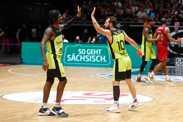 3. Spieltag der easyCredit BBL Basketball Bundesliga in der Messe Chemnitz Saison 2021-2022 NINERS Chemnitz gegen Medi Bayreuth Sacar Anim ( Medi Bayreuth 2) links Bastian Doreth (Medi Bayreuth 10) rechts