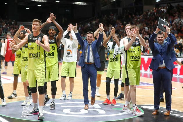 3. Spieltag der easyCredit BBL Basketball Bundesliga in der Messe Chemnitz Saison 2021-2022 NINERS Chemnitz gegen Medi Bayreuth Raoul Korner (Medi Bayreuth) Trainer bedankt sich mit den Spieler bei den Fans