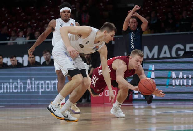 10.10.2021, BBL, FC Bayern Basketball vs Braunschweig, Audi Dome, Basketball, im Bild: David Kraemer (Braunschweig) vs Ognjen Jaramaz (FCB Basketball)