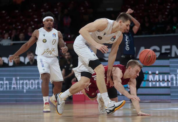 10.10.2021, BBL, FC Bayern Basketball vs Braunschweig, Audi Dome, Basketball, im Bild: Tookie Brown (Braunschweig), David Kraemer (Braunschweig) vs Ognjen Jaramaz (FCB Basketball)