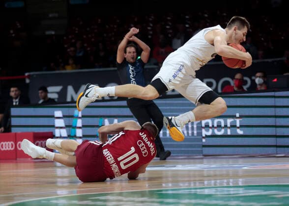 10.10.2021, BBL, FC Bayern Basketball vs Braunschweig, Audi Dome, Basketball, im Bild: Ognjen Jaramaz (FCB Basketball) bis David Kraemer (Braunschweig)
