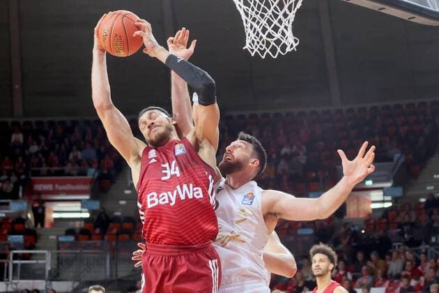 Bayerns 34 Gavin SCHILLING vs Braunschweigs 5 KLASSEN. Basketball, FC Bayern Muenchen - Loewen Braunschweig, BBL-Hauptrunde, Saison 2021-2022, am 10.10.2021 in Muenchen, A U D I D O M E, Deutschland. Quelle Copyright Credit : Oryk HAIST