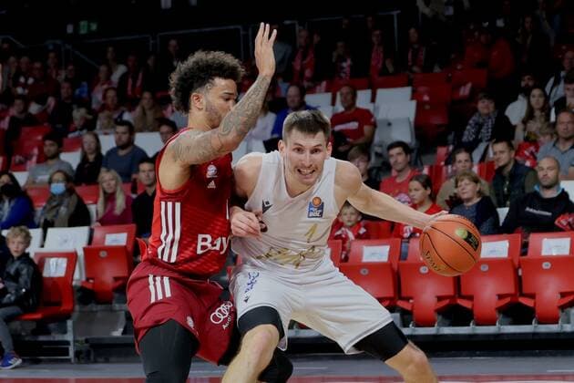 Bayerns 0 Nick WEILER-BABB vs Braunschweigs 1 KRAEMER (KRÄMER). Basketball, FC Bayern Muenchen - Loewen Braunschweig, BBL-Hauptrunde, Saison 2021-2022, am 10.10.2021 in Muenchen, A U D I D O M E, Deutschland. Quelle Copyright Credit : Oryk HAIST