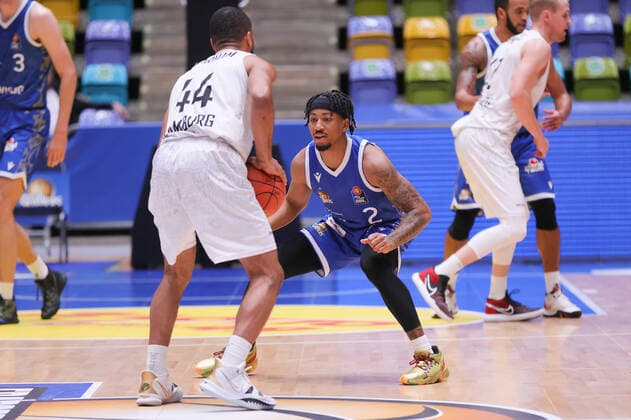 Fraport Skyliners - Hamburg Towers, easyCredit-BBL Donovan Donaldson (Fraport Skyliners, 2) verteidigt gegen Jabril Durham (Hamburg Towers, 44). Basketball-Spiel des easyCredit BBL zwischen den Fraport Skyliners und den Hamburg Towers am 10. Oktober 2021 in der Fraport-Arena in Frankfurt am Main., Frankfurt am Main Hessen Deutschland Fraport-Arena