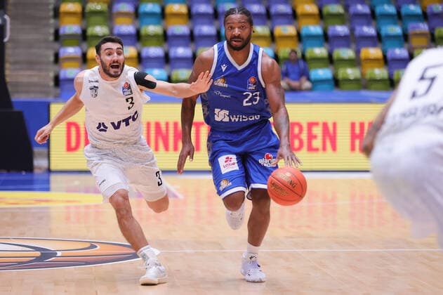 Fraport Skyliners - Hamburg Towers, easyCredit-BBL Quantez Robertson (Fraport Skyliners, 23) schneller als Max Dileo (Hamburg Towers, 3). Basketball-Spiel des easyCredit BBL zwischen den Fraport Skyliners und den Hamburg Towers am 10. Oktober 2021 in der Fraport-Arena in Frankfurt am Main., Frankfurt am Main Hessen Deutschland Fraport-Arena