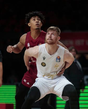 10.10.2021, BBL, FC Bayern Basketball vs Braunschweig, Audi Dome, Basketball, im Bild: Jason George (FCB Basketball) vs Luc van Slooten (Braunschweig)