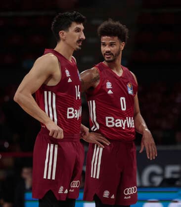 10.10.2021, BBL, FC Bayern Basketball vs Braunschweig, Audi Dome, Basketball, im Bild: Nihat Djedovic (FCB Basketball) und Nick Weiler-Babi (FCB Basketball)