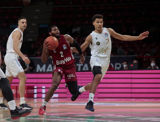 10.10.2021, BBL, FC Bayern Basketball vs Braunschweig, Audi Dome, Basketball, im Bild: Benedikt Turudic (Braunschweig), Corey Walden (FCB Basketball) und Nicholas Tischler (Braunschweig)