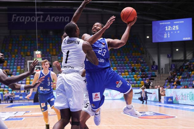 Fraport Skyliners - Hamburg Towers, easyCredit-BBL Quantez Robertson (Fraport Skyliners, 23) gegen Zach Brown (Hamburg Towers, 1). Basketball-Spiel des easyCredit BBL zwischen den Fraport Skyliners und den Hamburg Towers am 10. Oktober 2021 in der Fraport-Arena in Frankfurt am Main., Frankfurt am Main Hessen Deutschland Fraport-Arena