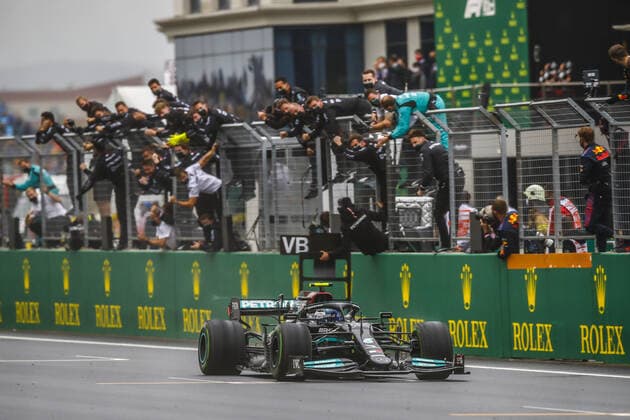 77 BOTTAS Valtteri (fin), Mercedes AMG F1 GP W12 E Performance, action, celebrating his win during the Formula 1 Rolex Turkish Grand Prix 2021, 16th round of the 2021 FIA Formula One World Championship, WM, Weltmeisterschaft from October 8 to 10, 2021 on the Istanbul Park, in Tuzla, Turkey - F1 - TURKISH GRAND PRIX 2021 - RACE DPPI Panoramic  _B2_0485