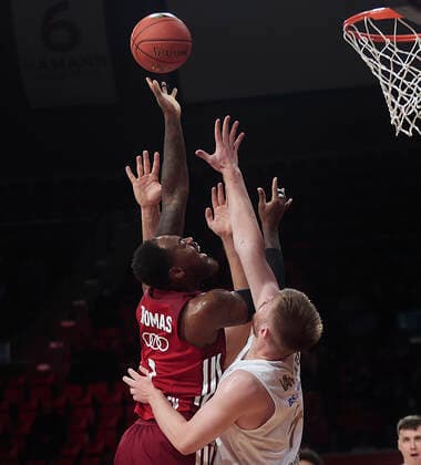 10.10.2021, BBL, FC Bayern Basketball vs Braunschweig, Audi Dome, Basketball, im Bild: Deshaun Thomas (FCB Basketball) vs Luc van Slooten (Braunschweig)