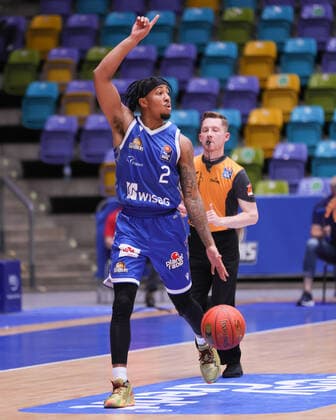 Fraport Skyliners - Hamburg Towers, easyCredit-BBL Donovan Donaldson (Fraport Skyliners, 2). Basketball-Spiel des easyCredit BBL zwischen den Fraport Skyliners und den Hamburg Towers am 10. Oktober 2021 in der Fraport-Arena in Frankfurt am Main., Frankfurt am Main Hessen Deutschland Fraport-Arena