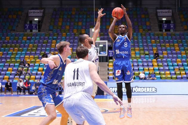 Fraport Skyliners - Hamburg Towers, easyCredit-BBL Dstanzwurf von Brancou Badio (Fraport Skyliners, 8). Basketball-Spiel des easyCredit BBL zwischen den Fraport Skyliners und den Hamburg Towers am 10. Oktober 2021 in der Fraport-Arena in Frankfurt am Main., Frankfurt am Main Hessen Deutschland Fraport-Arena