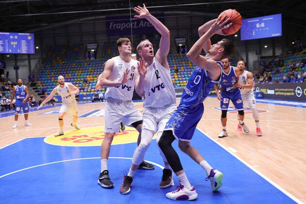 Fraport Skyliners - Hamburg Towers, easyCredit-BBL Lukas Wank (Fraport Skyliners, 0) gegen Seth Hinrichs (Hamburg Towers, 12). Basketball-Spiel des easyCredit BBL zwischen den Fraport Skyliners und den Hamburg Towers am 10. Oktober 2021 in der Fraport-Arena in Frankfurt am Main., Frankfurt am Main Hessen Deutschland Fraport-Arena