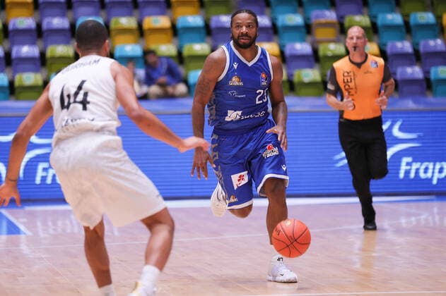 Fraport Skyliners - Hamburg Towers, easyCredit-BBL Quantez Robertson (Fraport Skyliners, 23) gegen Jabril Durham (Hamburg Towers, 44). Basketball-Spiel des easyCredit BBL zwischen den Fraport Skyliners und den Hamburg Towers am 10. Oktober 2021 in der Fraport-Arena in Frankfurt am Main., Frankfurt am Main Hessen Deutschland Fraport-Arena
