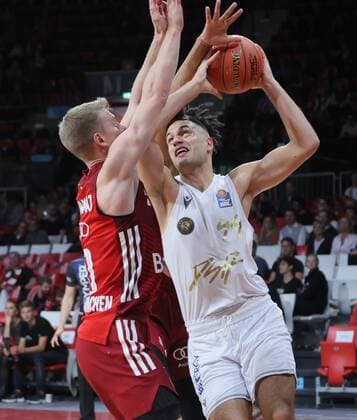 Bayerns 10 Ognien JARAMAZ vs Braunschweigs 44 TURUDIC. Basketball, FC Bayern Muenchen - Loewen Braunschweig, BBL-Hauptrunde, Saison 2021-2022, am 10.10.2021 in Muenchen, A U D I D O M E, Deutschland. Quelle Copyright Credit : Oryk HAIST