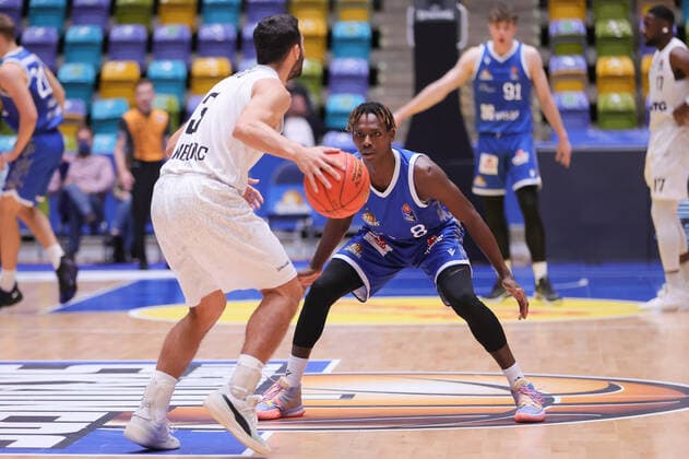 Fraport Skyliners - Hamburg Towers, easyCredit-BBL Brancou Badio (Fraport Skyliners, 8) verteidigt gegen Max Dileo (Hamburg Towers, 3). Basketball-Spiel des easyCredit BBL zwischen den Fraport Skyliners und den Hamburg Towers am 10. Oktober 2021 in der Fraport-Arena in Frankfurt am Main., Frankfurt am Main Hessen Deutschland Fraport-Arena