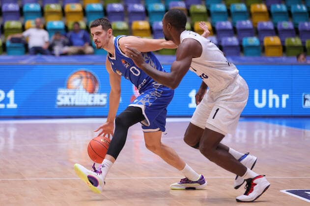 Fraport Skyliners - Hamburg Towers, easyCredit-BBL Lukas Wank (Fraport Skyliners, 0) gegen Zach Brown (Hamburg Towers, 1). Basketball-Spiel des easyCredit BBL zwischen den Fraport Skyliners und den Hamburg Towers am 10. Oktober 2021 in der Fraport-Arena in Frankfurt am Main., Frankfurt am Main Hessen Deutschland Fraport-Arena