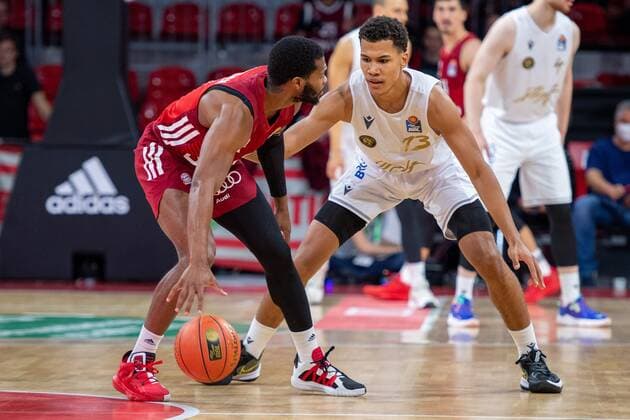 Corey Walden 2 (FC Bayern), Brandon Tischler 13 (Loewen Braunschweig), FC Bayern Basketball vs. Loewen Braunschweig, easyCredit BBL, 10.10.2021 Muenchen Bayern Deutschland