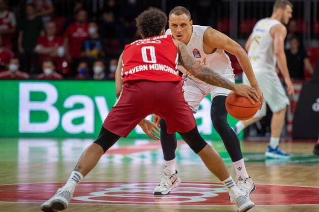 Nick Weiler-Babb 0 (FC Bayern), Robin Amaize 21 (Loewen Braunschweig), FC Bayern Basketball vs. Loewen Braunschweig, easyCredit BBL, 10.10.2021 Muenchen Bayern Deutschland