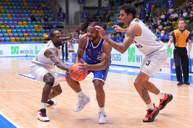 Fraport Skyliners - Hamburg Towers, easyCredit-BBL Quantez Robertson (Fraport Skyliners, 23) setzt sich gegen Zach Brown (Hamburg Towers, 1) und Caleb Homesley (Hamburg Towers, 5) durch. Basketball-Spiel des easyCredit BBL zwischen den Fraport Skyliners und den Hamburg Towers am 10. Oktober 2021 in der Fraport-Arena in Frankfurt am Main., Frankfurt am Main Hessen Deutschland Fraport-Arena