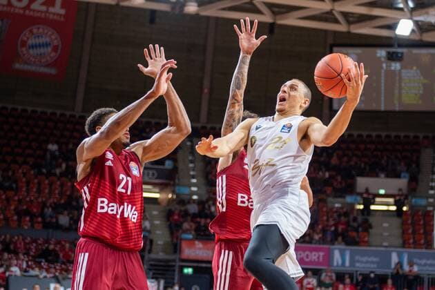 Augustine Rubit 21 (FC Bayern), Robin Amaize 21 (Loewen Braunschweig), FC Bayern Basketball vs. Loewen Braunschweig, easyCredit BBL, 10.10.2021 Muenchen Bayern Deutschland