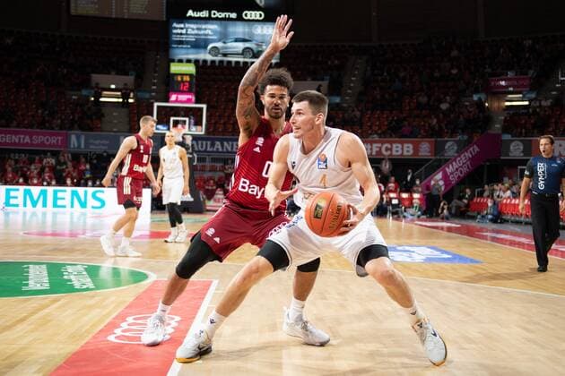 Nick Weiler-Babb 0 (FC Bayern), David Kraemer 1 (Loewen Braunschweig), FC Bayern Basketball vs. Loewen Braunschweig, easyCredit BBL, 10.10.2021 Muenchen Bayern Deutschland
