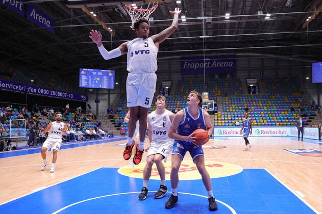 Fraport Skyliners - Hamburg Towers, easyCredit-BBL Caleb Homesley (Hamburg Towers, 5) versperrt Lorenz Brenneke (Fraport Skyliners, 21) den Weg zum Korb. Basketball-Spiel des easyCredit BBL zwischen den Fraport Skyliners und den Hamburg Towers am 10. Oktober 2021 in der Fraport-Arena in Frankfurt am Main., Frankfurt am Main Hessen Deutschland Fraport-Arena