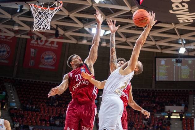 Augustine Rubit 21 (FC Bayern), Nick Weiler-Babb 0 (FC Bayern), Robin Amaize 21 (Loewen Braunschweig), FC Bayern Basketball vs. Loewen Braunschweig, easyCredit BBL, 10.10.2021 Muenchen Bayern Deutschland