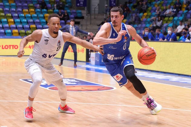 Fraport Skyliners - Hamburg Towers, easyCredit-BBL Lukas Wank (Fraport Skyliners, 0, rechts) gegen Jaylon Brown (Hamburg Towers, 0). Basketball-Spiel des easyCredit BBL zwischen den Fraport Skyliners und den Hamburg Towers am 10. Oktober 2021 in der Fraport-Arena in Frankfurt am Main., Frankfurt am Main Hessen Deutschland Fraport-Arena