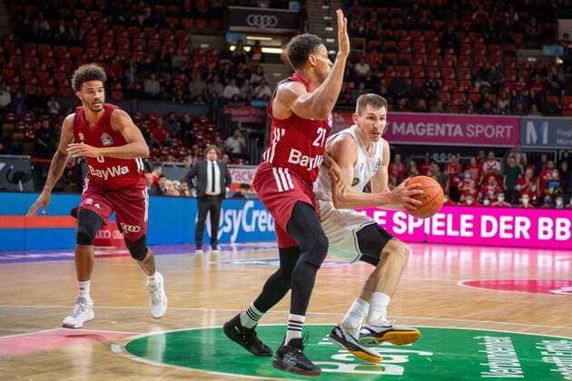 Nick Weiler-Babb 0 (FC Bayern), Augustine Rubit 21 (FC Bayern), David Kraemer 1 (Loewen Braunschweig), FC Bayern Basketball vs. Loewen Braunschweig, easyCredit BBL, 10.10.2021 Muenchen Bayern Deutschland