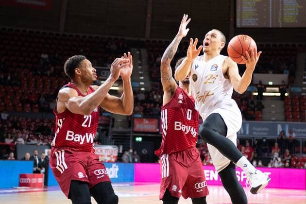 Augustine Rubit 21 (FC Bayern), Nick Weiler-Babb 0 (FC Bayern), Robin Amaize 21 (Loewen Braunschweig), FC Bayern Basketball vs. Loewen Braunschweig, easyCredit BBL, 10.10.2021 Muenchen Bayern Deutschland