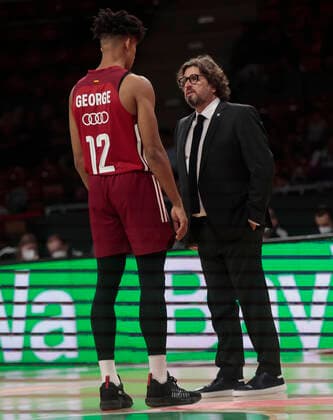 10.10.2021, BBL, FC Bayern Basketball vs Braunschweig, Audi Dome, Basketball, im Bild: Jason George (FCB Basketball) und Trainer Andrea Trinchieri (FCB Basketball)