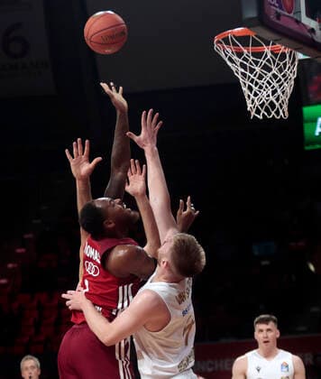 10.10.2021, BBL, FC Bayern Basketball vs Braunschweig, Audi Dome, Basketball, im Bild: Corey Walden (FCB Basketball) vs Luc van Slooten (Braunschweig)
