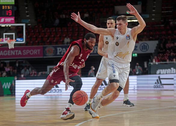 10.10.2021, BBL, FC Bayern Basketball vs Braunschweig, Audi Dome, Basketball, im Bild: Corey Walden (FCB Basketball) vs David Kraemer (Braunschweig) und Benedikt Turudic (Braunschweig)