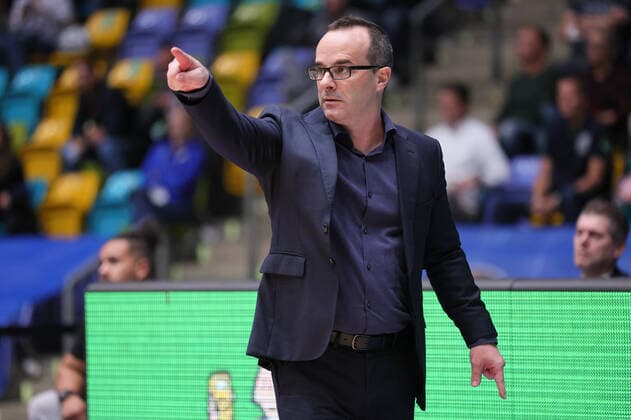 Fraport Skyliners - Hamburg Towers, easyCredit-BBL Head Coach Diego Ocampo (Fraport Skyliners). Basketball-Spiel des easyCredit BBL zwischen den Fraport Skyliners und den Hamburg Towers am 10. Oktober 2021 in der Fraport-Arena in Frankfurt am Main., Frankfurt am Main Hessen Deutschland Fraport-Arena