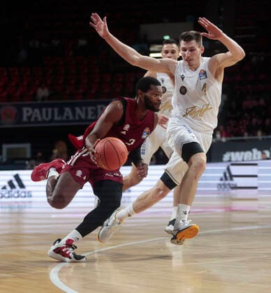 10.10.2021, BBL, FC Bayern Basketball vs Braunschweig, Audi Dome, Basketball, im Bild: Corey Walden (FCB Basketball) vs David Kraemer (Braunschweig) und Benedikt Turudic (Braunschweig)