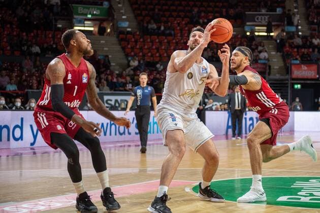 Thomas Deshaun 1 (FC Bayern), Owen Klassen 5 (Loewen Braunschweig), Gavin Schilling 34 (FC Bayern), FC Bayern Basketball vs. Loewen Braunschweig, easyCredit BBL, 10.10.2021 Muenchen Bayern Deutschland