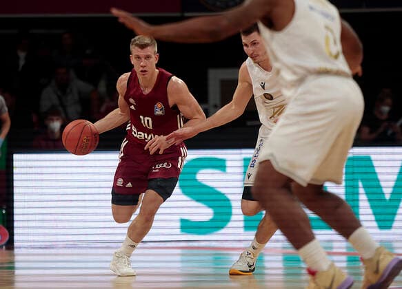 10.10.2021, BBL, FC Bayern Basketball vs Braunschweig, Audi Dome, Basketball, im Bild: Ognjen Jaramaz (FCB Basketball) vs David Kraemer (Braunschweig) und Tookie Brown (Braunschweig)
