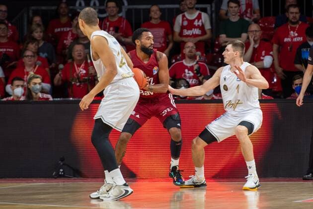 Darrun Hilliard 32 (FC Bayern), David Kraemer 1 (Loewen Braunschweig), FC Bayern Basketball vs. Loewen Braunschweig, easyCredit BBL, 10.10.2021 Muenchen Bayern Deutschland