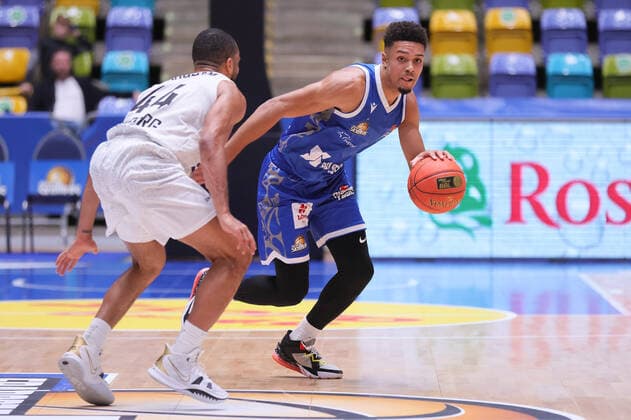 Fraport Skyliners - Hamburg Towers, easyCredit-BBL Len Adam Schoormann (Fraport Skyliners, 6) gegen Jabril Durham (Hamburg Towers, 44). Basketball-Spiel des easyCredit BBL zwischen den Fraport Skyliners und den Hamburg Towers am 10. Oktober 2021 in der Fraport-Arena in Frankfurt am Main., Frankfurt am Main Hessen Deutschland Fraport-Arena