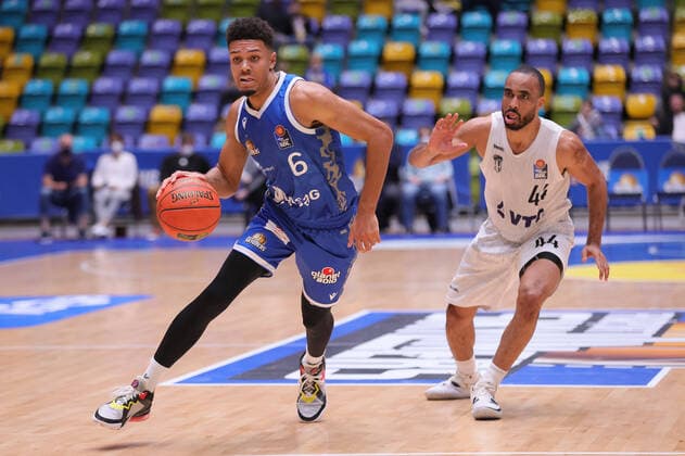 Fraport Skyliners - Hamburg Towers, easyCredit-BBL Len Adam Schoormann (Fraport Skyliners, 6) gegen Jabril Durham (Hamburg Towers, 44). Basketball-Spiel des easyCredit BBL zwischen den Fraport Skyliners und den Hamburg Towers am 10. Oktober 2021 in der Fraport-Arena in Frankfurt am Main., Frankfurt am Main Hessen Deutschland Fraport-Arena