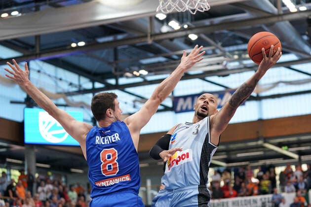 GER, Basketball, Bundesliga, Maenner, 2021 2022, 3. Spieltag, Syntainics MBC - HARKO Merlins Crailsheim, 10.10.2021, v.l.: Johannes Richter (MBC, 8), Maurice Stuckey (Crailsheim, 3). GER, Basketball, Bundesliga, Maenner, 2021 2022, 3. Spieltag, Syntainics MBC - HARKO Merlins Crailsheim, 10.10.2021,