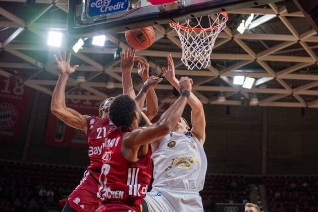 Augustine Rubit 21 (FC Bayern), Darrun Hilliard 32 (FC Bayern), David Kraemer 1 (Loewen Braunschweig), FC Bayern Basketball vs. Loewen Braunschweig, easyCredit BBL, 10.10.2021 Muenchen Bayern Deutschland