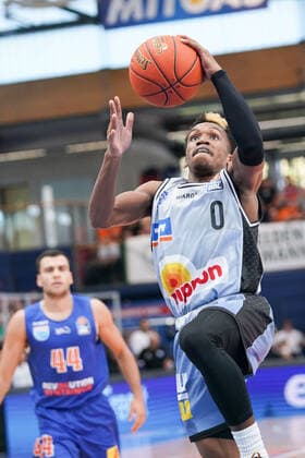 GER, Basketball, Bundesliga, Maenner, 2021 2022, 3. Spieltag, Syntainics MBC - HARKO Merlins Crailsheim, 10.10.2021, v.l.: Nikola Rebic (MBC, 44), T.J. Shorts (Crailsheim, 0). GER, Basketball, Bundesliga, Maenner, 2021 2022, 3. Spieltag, Syntainics MBC - HARKO Merlins Crailsheim, 10.10.2021,