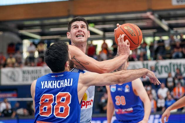 GER, Basketball, Bundesliga, Maenner, 2021 2022, 3. Spieltag, Syntainics MBC - HARKO Merlins Crailsheim, 10.10.2021, v.l.: Behnam Yakhchali (MBC, 88), Bogdan Radosavljevic (Crailsheim, 15). GER, Basketball, Bundesliga, Maenner, 2021 2022, 3. Spieltag, Syntainics MBC - HARKO Merlins Crailsheim, 10.10.2021,