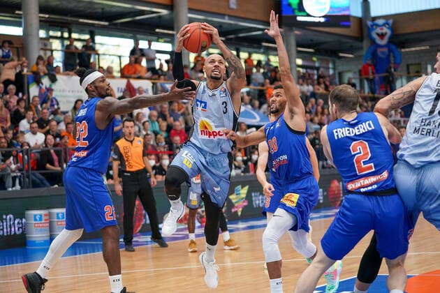 GER, Basketball, Bundesliga, Maenner, 2021 2022, 3. Spieltag, Syntainics MBC - HARKO Merlins Crailsheim, 10.10.2021, v.l.: Chris Coffey (MBC, 22), Maurice Stuckey (Crailsheim, 3), Jamel Morris (MBC, 20). GER, Basketball, Bundesliga, Maenner, 2021 2022, 3. Spieltag, Syntainics MBC - HARKO Merlins Crailsheim, 10.10.2021,