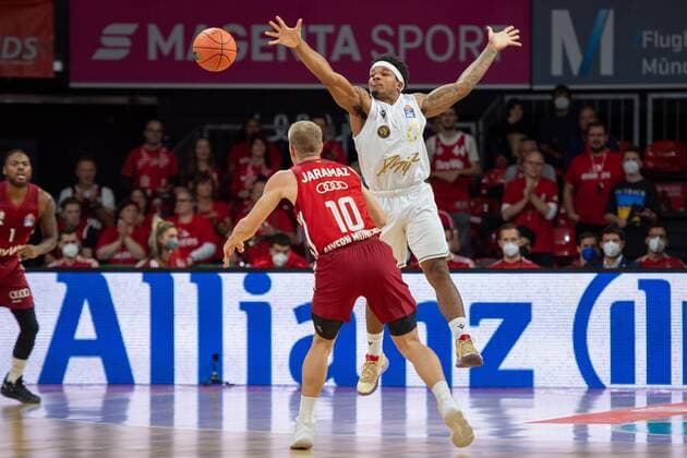 Ognjen Jaramaz 10 (FC Bayern), Tookie Brown 0 (Loewen Braunschweig), FC Bayern Basketball vs. Loewen Braunschweig, easyCredit BBL, 10.10.2021 Muenchen Bayern Deutschland