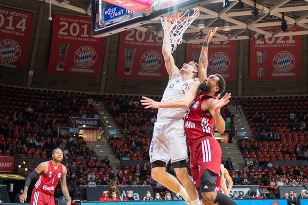 Robin Amaize 21 (Loewen Braunschweig), Darrun Hilliard 32 (FC Bayern), FC Bayern Basketball vs. Loewen Braunschweig, easyCredit BBL, 10.10.2021 Muenchen Bayern Deutschland